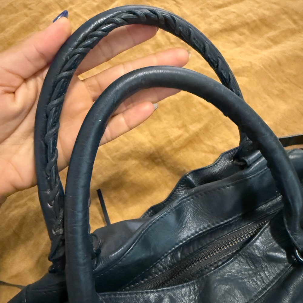 Elegant Black Leather Handbag - Picture 2 of 10